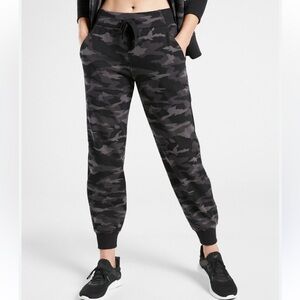 Athleta Triumph Black/Gray Camo Fleece Lined Sweatpants Jogger Petite Inseam